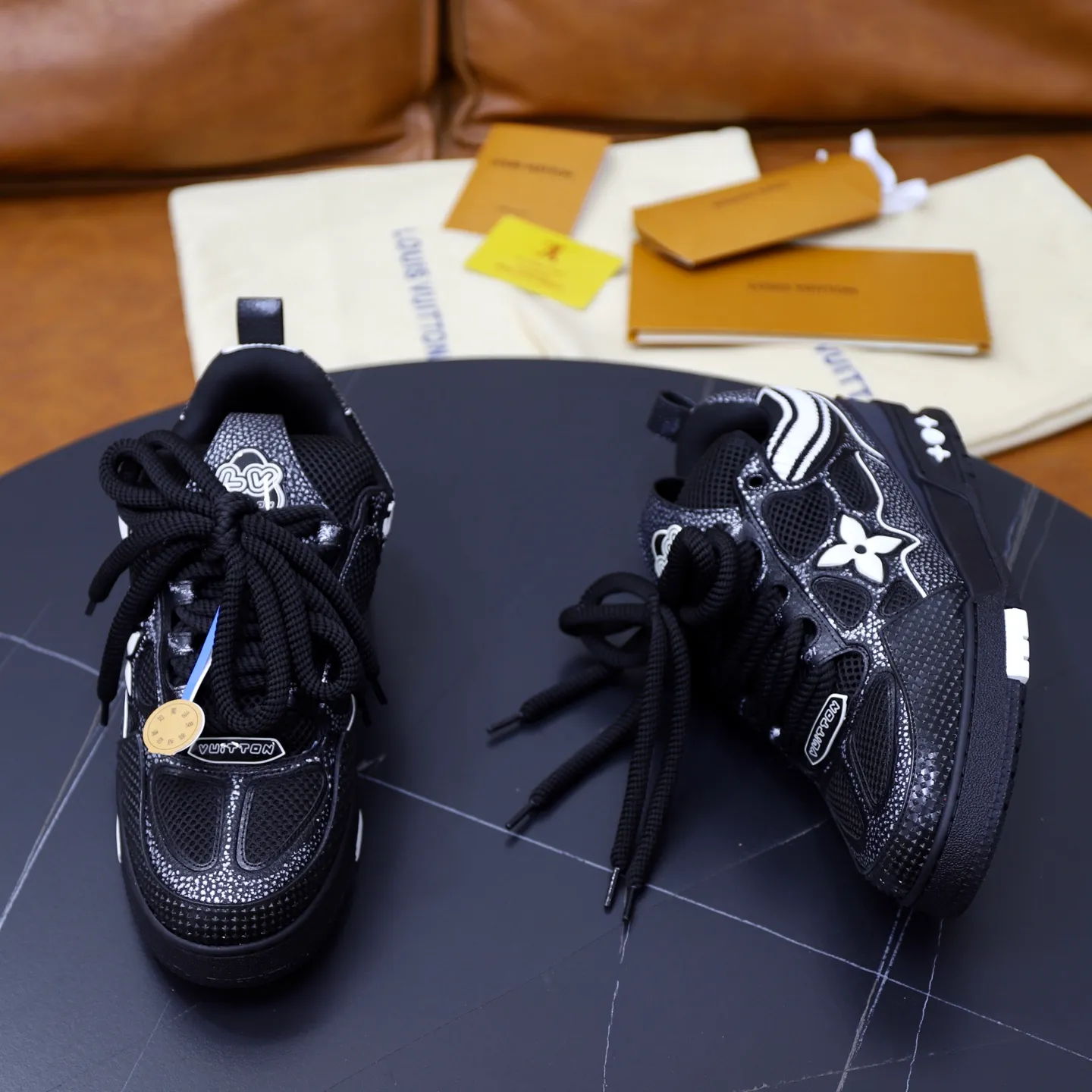 Ex-factory price: 860💰LV Couple👫Louis Vuitton TRAINER sneakers classic Louis Vuitton men's artistic director Virgil Abloh picked inspiration to create this LV Trainer sneaker. Yingze crystal inlays present a colorful effect. VS can be matched with two gorgeous effect colors. The LV letter logo badge on the tongue is gorgeous and noble. The LV letter is decorated on the side. The outsole is decorated with a Monogram flower pattern. It shows the trend of elegance and nobility! Men's and women's models: 35-46